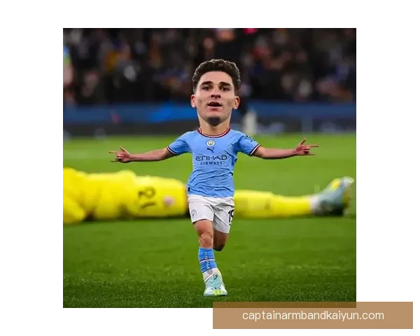 哈兰德在梅西和C罗后时代状态回暖，引发球迷广泛关注球明星