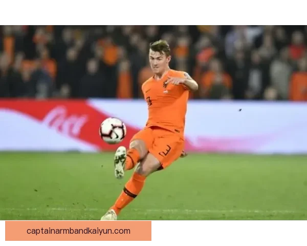 德里赫特防守站位逐渐稳定，表现备受关注